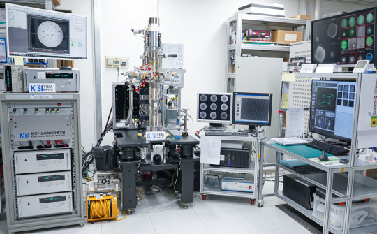 한철수 기초지원연 박사팀이 국산화에 성공한 '전계방출형 투과전자현미경'으로, 낮은 전압에서 나노미터 수준의 분해능으로 세포 등을 분석할 수 있다.  기초지원연 제공